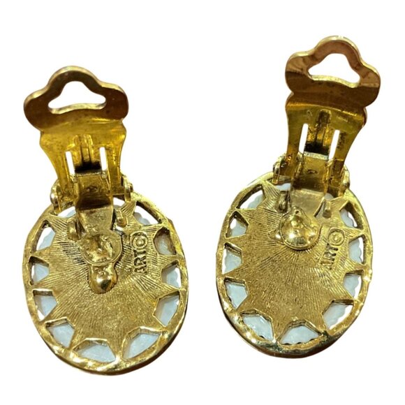 Vintage Cameo Clip-On Earrings With Gold-Tone Setting Portrait Design Signed ART - Picture 5 of 6